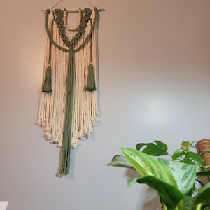 Nature-Inspired Macrame Wall Hanging – Vine Leaves, Beads & Wooden Dowel Decor