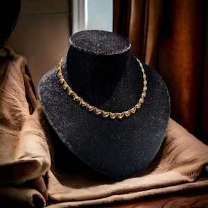 Elegant vintage dragon scale necklace in 9k gold with individual shape