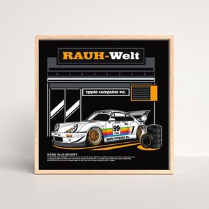 Peut inclure: Impression encadrée d'une voiture de sport blanche avec des roues dorées, le numéro 99 et des accents arc-en-ciel. L'impression comprend le texte "RAUH-Welt" et "apple computer inc." sur fond noir.