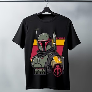 Peut inclure: T-shirt noir avec un graphisme de Boba Fett de "Le Livre de Boba Fett". Le design présente une illustration détaillée du casque et de l'armure du personnage, sur un fond rouge et jaune. Le t-shirt affiche également le titre et le logo de la série.
