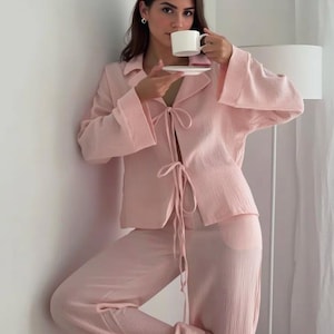 Ensemble pyjama rose pâle en mousseline de coton, pyjama à nouer sur le devant, pantalon large