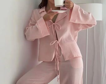 Pijama de muselina de algodón rosa suave con lazo frontal y pantalones anchos.