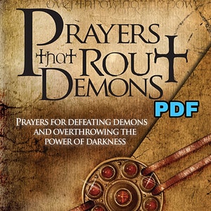 Pode incluir: Capa de livro com fundo marrom texturizado. O título é "Prayers That Rout Demons" em texto preto. O subtítulo é "Prayers for Defeating Demons and Overthrowing the Power of Darkness" em texto preto menor. O nome do autor, "John Eckhardt", está na parte inferior da capa em texto branco. Um elemento decorativo dourado e vermelho está no centro da capa.