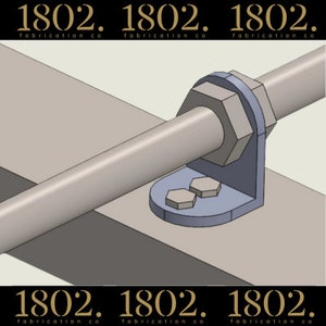 Puede incluir: Un accesorio de tubería de metal con una tuerca hexagonal y dos tornillos. El accesorio está unido a una viga de metal. El texto "1802. fabrication co" es visible en la imagen.