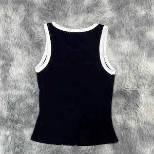 Może przedstawiać: Zestaw trzech ceramicznych kubk&oacute;w z nakrapianym, matowym wykończeniem. Kubki są w odcieniach kremu, jasnoszarym i ciemnoszarym. Każdy kubek ma prosty, minimalistyczny design.