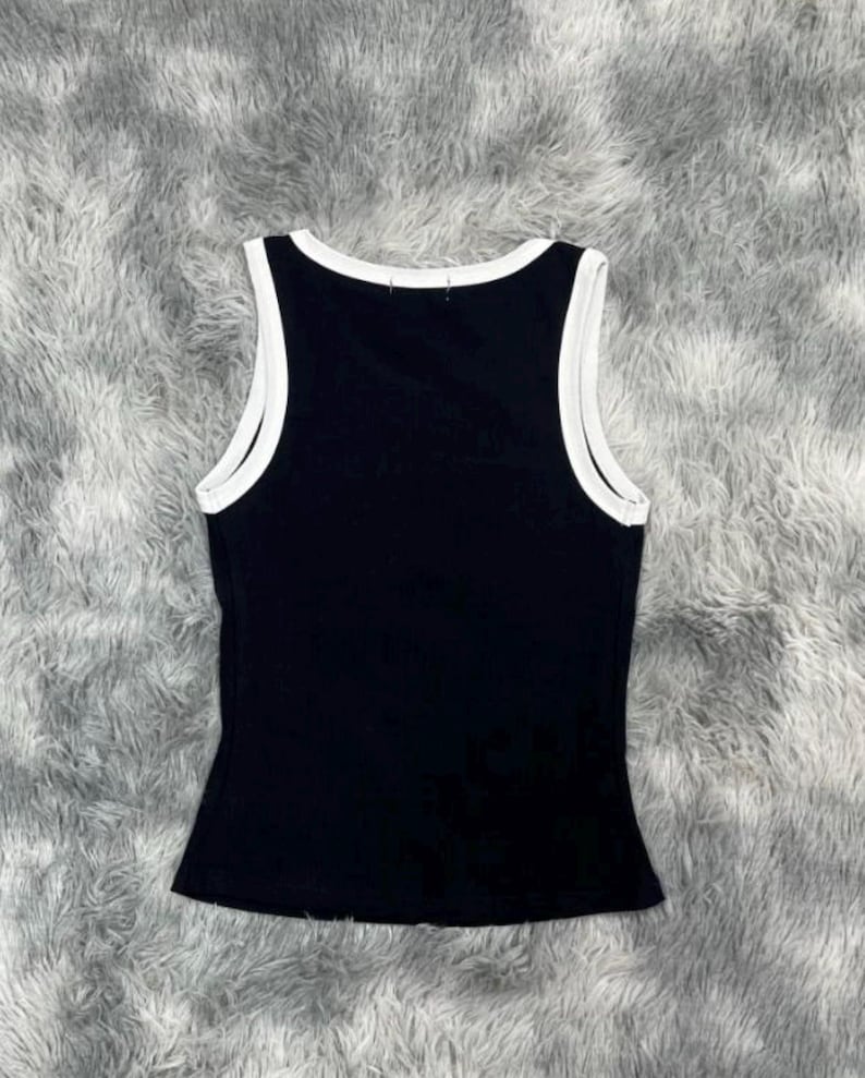 Może przedstawiać: Zestaw trzech ceramicznych kubk&oacute;w z nakrapianym, matowym wykończeniem. Kubki są w odcieniach kremu, jasnoszarym i ciemnoszarym. Każdy kubek ma prosty, minimalistyczny design.