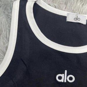 Może przedstawiać: Zestaw trzech ceramicznych kubk&oacute;w z nakrapianym, matowym wykończeniem. Każdy kubek ma inny kolor: jasnoniebieski, kremowy i szary. Kubki mają prosty, nowoczesny design i wygodny uchwyt.