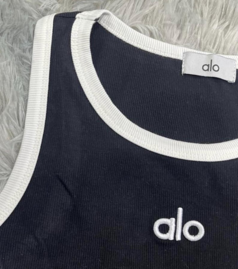 Może przedstawiać: Zestaw trzech ceramicznych kubk&oacute;w z nakrapianym, matowym wykończeniem. Każdy kubek ma inny kolor: jasnoniebieski, kremowy i szary. Kubki mają prosty, nowoczesny design i wygodny uchwyt.