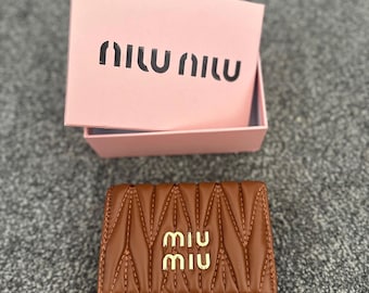 Brązowa torebka Miumiu, mała torebka portfel ze złotym łańcuszkiem, modne dodatki, festiwalowa kopertówka Coachella