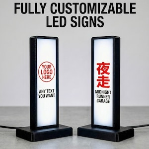 Puede incluir: Dos letreros LED negros con paneles blancos iluminados. Un letrero tiene un logotipo rojo y el texto "ANY TEXT YOU WANT". El otro letrero tiene caracteres japoneses y el texto "MIDNIGHT RUNNER GARAGE". El texto "FULLY CUSTOMIZABLE LED SIGNS" está en la parte superior.