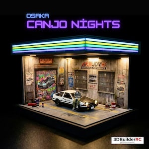 Puede incluir: Diorama de un coche deportivo blanco y negro estacionado frente a un garaje. El letrero de neón dice "OSAKA CANJO NIGHTS". El garaje tiene carteles y texto japonés. Una persona está sentada en el coche. La escena está iluminada con luz cálida.