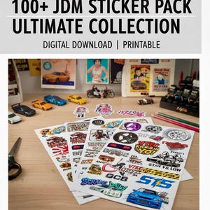 Może przedstawiać: Kolekcja naklejek JDM na białych arkuszach, z różnymi grafikami i tekstem związanym z samochodami. Obraz zawiera zabawki samochodowe, ołówki i tekst "100+ JDM STICKER PACK ULTIMATE COLLECTION DIGITAL DOWNLOAD | PRINTABLE".