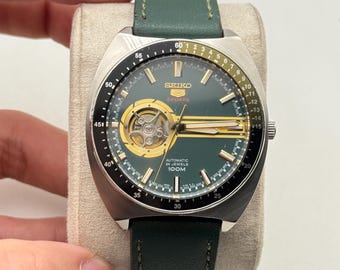 Reloj automático Seiko 4R38: esfera verde de corazón abierto, 42