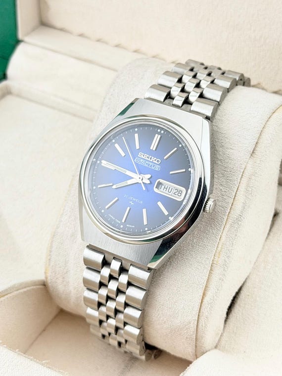 Vintage Seiko 5 Automatic Men's Watch: Navy Blue Actus Dial