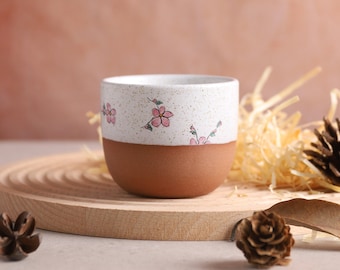 Handbemalte Pfirsichblüte Keramik Teetasse, Braun und Weiß Clash Design, zarte Blumenmuster