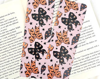Marcador de Páginas Coquette com Laços de Halloween | Presente para Amantes de Livros | Impressão Frente e Verso | Tamanho Grande 2,3" x 7"