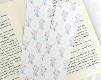 Weiches Mädchen Blumen Lesezeichen | Bücherwurm Merch | Buchliebhaber | Geschenk für Leser | Pastell Blumen | Doppelseitiger Druck | Große Größe 2,3 "x 7"