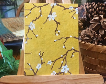 Handbound Coptic Stitch Sketchbook: Cotton paper, yellow background, white floral pattern, lay flat, Artist Gift, watercolor sketchboook