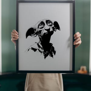 Könnte beinhalten: Ein schwarz-weißer gerahmter Druck mit einer kontrastreichen grafischen Illustration eines Hauselfen mit großen Ohren und weit aufgerissenen Augen, die nach oben blicken. Unten ist der Text SVG - PNG - EPS - DXF in Weiß zu sehen.