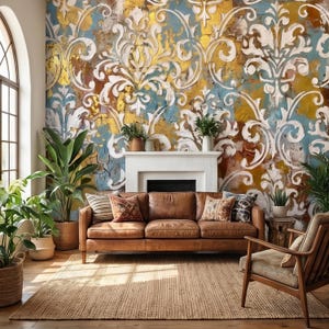 Peut inclure: Salon avec un canapé en cuir marron, un fauteuil en bois et un tapis en jute. Le mur est orné d'un motif floral doré, bleu et blanc. Des plantes en pot et une cheminée blanche créent une ambiance chaleureuse.