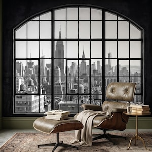 Könnte beinhalten: Ein modernes Wohnzimmer mit einem großen Bogenfenster, das einen Schwarz-Weiß-Blick auf eine Skyline bietet. Ein brauner Ledersessel und ein Hocker stehen auf einem gemusterten Teppich, mit einem Beistelltisch mit Büchern und einem Glas Wasser.