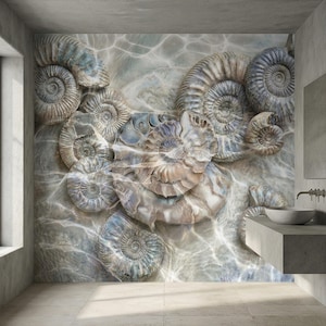 Peut inclure: Une murale de salle de bain représentant de grands fossiles d'ammonites détaillés dans des tons de bleu, gris et beige. Le design intègre un effet d'eau, créant une ambiance sereine et naturaliste. La pièce comprend un lavabo et une fenêtre.