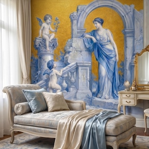 Peut inclure: Une chaise longue luxueuse avec des coussins bleu clair et beige et une couverture assortie. L'arrière-plan présente une fresque classique avec des figures dans des tons bleus et dorés, créant une ambiance élégante et artistique.