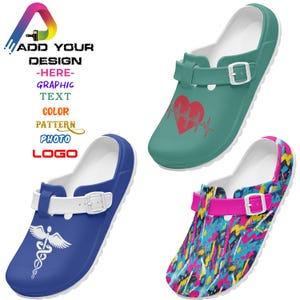 Peut inclure: Trois paires de sabots de couleurs et de motifs différents. L'un est vert d'eau avec un cœur rouge et un motif ECG, un autre est bleu avec un symbole médical de caducée, et le troisième est à motifs roses, jaunes et bleus. Chaque sabot a une bride blanche.