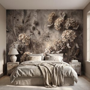 Könnte beinhalten: Ein Schlafzimmer mit einem großen Wandbild aus getrockneten Hortensien und hohen Gräsern in gedeckten Beige- und Grautönen. Das Bett ist mit einer neutralen Bettdecke und passenden Kissen bezogen, flankiert von zwei Nachttischen und einer Lampe.