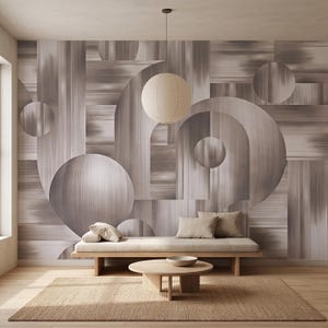 Könnte beinhalten: Ein Wandbild mit einem großflächigen abstrakten Muster aus überlappenden Kreisen und vertikalen rechteckigen Formen in Taupe- und Grautönen. Eine niedrige Holzbank mit zwei beigen Kissen steht vor der Wand, ergänzt durch einen runden Couchtisch aus Holz.