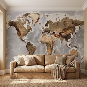 Peut inclure: Une grande fresque murale représentant une carte du monde texturée en trois dimensions avec des terres brunes sur un fond océanique gris clair. Les continents semblent en relief avec des détails topographiques visibles sur le mur.