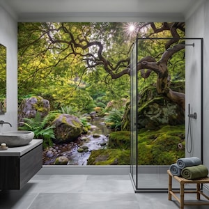 Puede incluir: Un mural de pared que presenta un paisaje forestal exuberante con un arroyo sinuoso, rocas cubiertas de musgo y un árbol grande con hojas verdes. La escena incluye luz solar filtrándose a través de las ramas, creando un entorno natural.