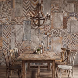 Peut inclure: Une salle à manger rustique avec une table et des chaises en bois, devant un mur de carreaux décoratifs. Un lustre en fer forgé est suspendu au-dessus de la table, et des bougies et des décorations sont sur la table.