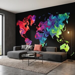 Peut inclure: Une murale noire représentant une carte du monde aux couleurs vives. La carte est peinte avec des nuances tourbillonnantes de rouge, violet, bleu et vert. Un canapé sectionnel gris, une table basse et un tapis se trouvent devant la murale.