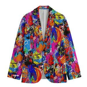 Puede incluir: Un blazer vibrante con un diseño colorido de estilo graffiti. La chaqueta muestra una mezcla de colores brillantes, incluyendo rojo, azul, naranja y rosa, con formas abstractas y la palabra "FREEDOM" visible. El blazer tiene un interior blanco.