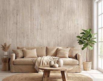 Könnte beinhalten: Ein beiges Sofa mit strukturierten Zierkissen und einer Decke vor einer vertikal gestreiften Tapete. Ein runder Couchtisch aus Holz steht auf einem runden Jute-Teppich, ergänzt durch eine Topfpflanze und einen kleinen hölzernen Beistelltisch.