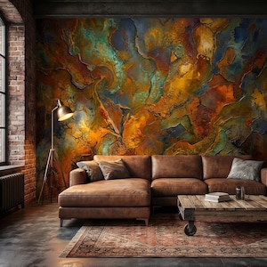 Könnte beinhalten: Ein Wohnzimmer mit einem braunen Ledersofa, einem Holztisch und einem gemusterten Teppich. Die Wand zeigt ein abstraktes Wandbild in Orange-, Blau- und Grüntönen. Eine goldene Stehlampe steht neben einer Backsteinmauer.
