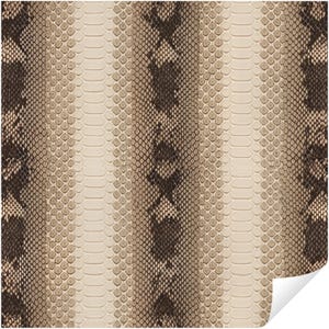 Könnte beinhalten: Nahtloses Schlangenmuster. Das Muster zeigt eine sich wiederholende vertikale Anordnung von Schuppen in Braun-, Beige- und Cremetönen. Das Design hat eine realistische Textur und einen leichten Glanz, wodurch eine optisch ansprechende Oberfläche entsteht.
