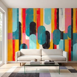 Pode incluir: Uma sala de estar moderna com um sofá branco, uma mesa de centro de vidro e um mural abstrato colorido. O mural apresenta listras verticais e formas ovais em cores vibrantes como amarelo, vermelho, azul e preto. Um tapete estampado complementa o design contemporâneo.