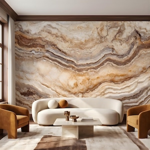 Könnte beinhalten: Ein Wandbild mit einem großflächigen, horizontalen Marmormuster mit wirbelnden Schichten in Creme, Beige, Hellbraun und Dunkelbraun. Das Design ahmt die Maserung von Naturstein nach und erzeugt eine fließende Textur auf der Wand.