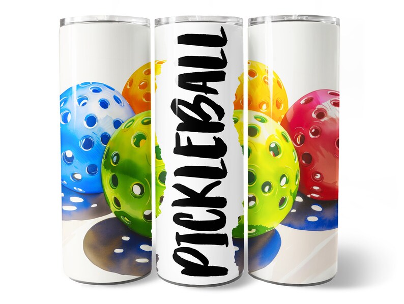 K&ouml;nnte beinhalten: Ein wei&szlig;er Becher mit einem bunten Bild von Pickleball-B&auml;llen. Der Text "PICKLEBALL" ist in Schwarz auf dem Becher geschrieben.