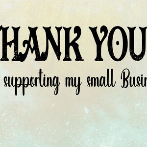K&ouml;nnte beinhalten: Eine Dankesbotschaft mit dem Text "THANK YOU! for supporting my small business". Der Text ist in schwarzer, verwitterter Schrift auf einem hellbeigen Hintergrund mit einem dezenten Aquarelleffekt.