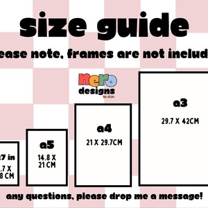 Może przedstawiać: Grafika z przewodnikiem po rozmiarach z pogrubionym tekstem "size guide". Pokazuje wymiary ramek A3, A4, A5 i 5x7 cali, z wymiarami w cm. Obecny jest r&oacute;wnież tekst "please note, frames are not included".