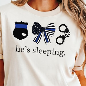 彼は眠っているPNG、警察官の妻、警官の妻、法執行官、LEO配偶者へのギフト、シンブルーライン警察バッジボウカフスLEOWコケット