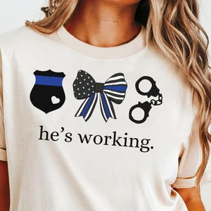 Han arbetar PNG SVG, polisfru, polisfru, brottsbekämpande officer, LEO-maka-presenter, tunna blå linje polismärke rosettmanschetter Leow Coquette