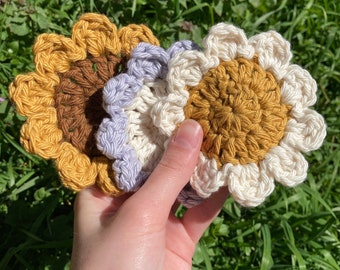 Crochet coasters flower decor aesthetic cute eco friendly home decor beverage coaster set daisy decorative mug rugs pretty floral