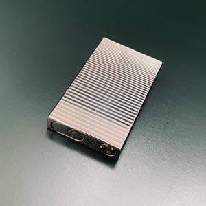 Encendedor en acabado plata de la ecléctica marca S.T. DUPONT