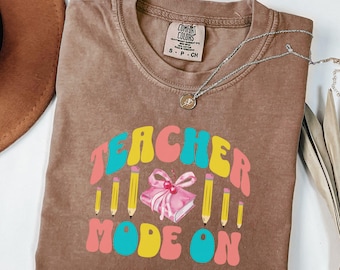 Maglietta Comfort Colors® Teacher Mode On, regalo divertente per insegnanti, maglietta per la vita da insegnante, regalo per un nuovo insegnante, regalo per il primo giorno di scuola, maglietta per il team di insegnanti