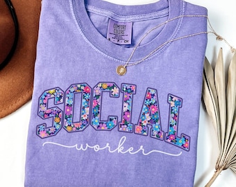 Comfort Colors Social Worker Shirt, Preppy Floral School Social Worker Tshirt, Wildflower Gifts for Social Worker Graduation, Msw T-shirt