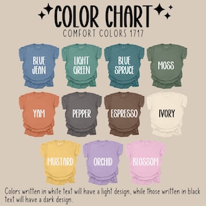 Może przedstawiać: Karta kolor&oacute;w prezentuje r&oacute;żne odcienie koszulek Comfort Colors 1717. Karta zawiera kolory takie jak Blue Jean, Light Green, Blue Spruce, Moss, Yam, Pepper, Espresso, Ivory, Mustard, Orchid i Blossom. Tekst wskazuje jasne wzory dla białych kolor&oacute;w tekstu i ciemne wzory dla czarnych kolor&oacute;w tekstu.